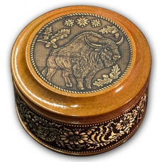 Шкатулка деревянная круглая с накладками из бересты Зубр 70х46