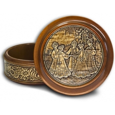 Шкатулка деревянная круглая с накладками из бересты "Хоровод" (береста, тиснение, бук) Ш-22564